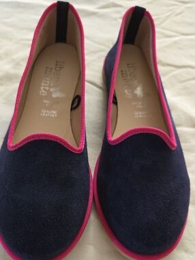 Libera Mente Flats.  Cute As A Button Blue Suede With Pink Trim.  Women 8